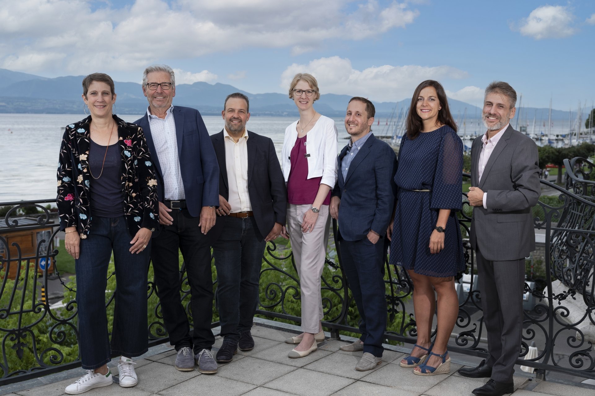 De g. à dr.: Mme Laure Jaton, M. Jean-Jacques Aubert, M. Vincent Jaques, Mme Mélanie Wyss, Syndique, M. David Guarna, Mme Laetitia Morandi, M. Laurent Pellegrino.
Photo de la Municipalité pour la législature 2021-2026.